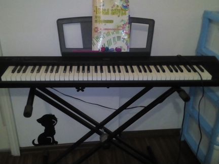Электронное пианино Yamaha (с подставкой)