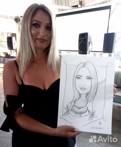 Шаржист рисует на мероприятии