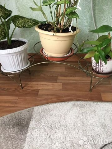 Подставка под цветы металлическая