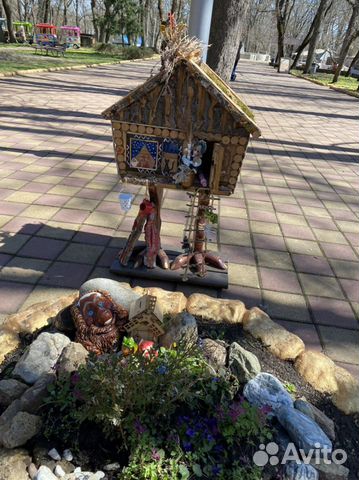 Бункерная кормушка избушка для сада
