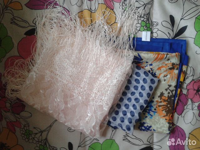 Набор женских шарфов, шапок и перчаток