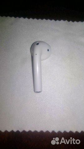 Правый наушник airpods