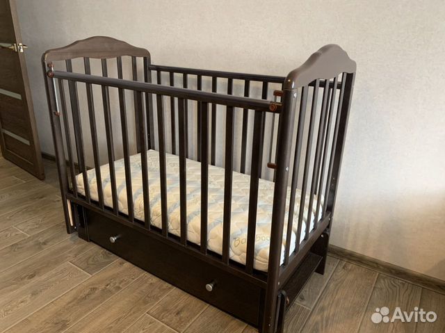 Детская кроватка с маятником