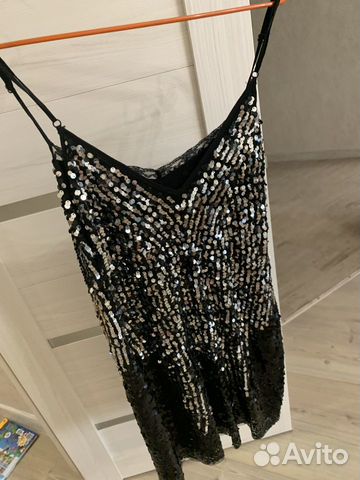 Платье в бельевом стиле с пайетками фирмы Guess Платье в бельевом стиле с пайетками фирмы Guess