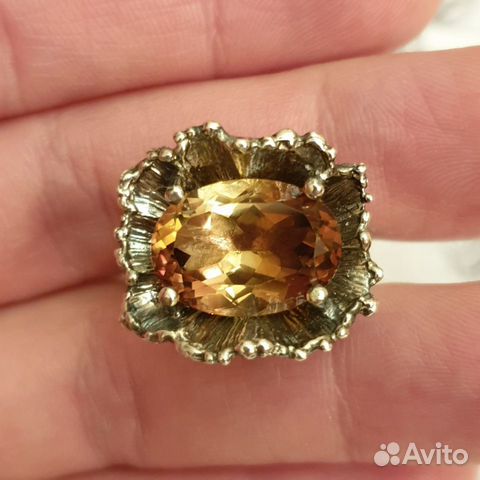Серебряное кольцо с натуральным топазом Серебряное кольцо с натуральным топазом