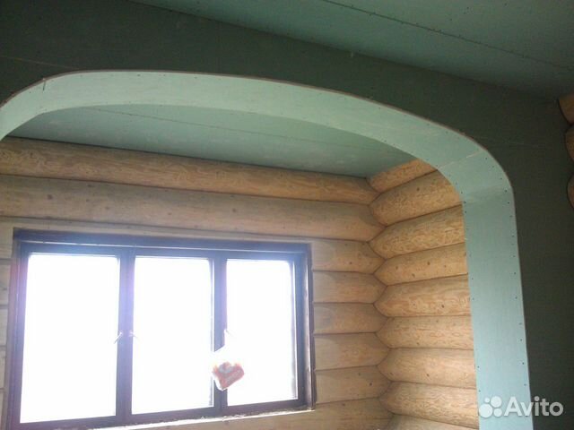 Сруб дома из рубленного бревна канадской рубки