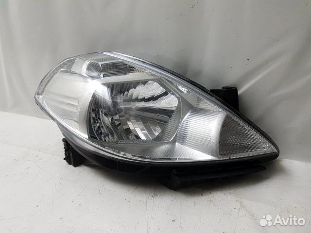 Фара правая Nissan Tiida C11 Фара правая Nissan Tiida C11