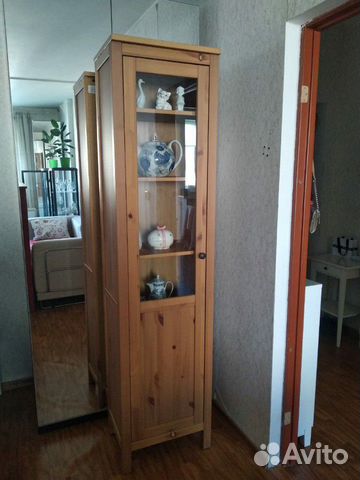 Узкий шкаф витрина Хемнес новый Узкий шкаф витрина Хемнес новый