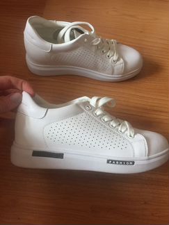 Кроссовки женские