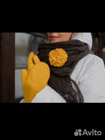 Варежки валяные с цветком брошью