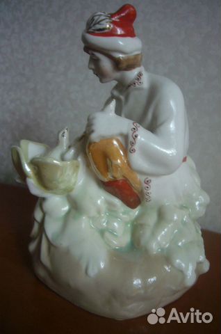 Фарфоровая статуэтка 