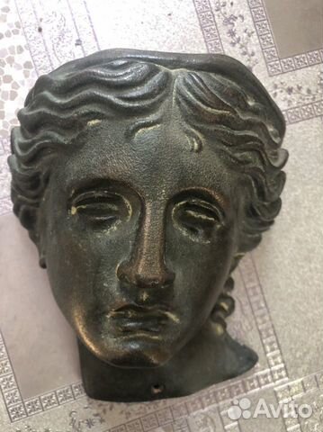 Женская головка - сувенир, крепится на стену