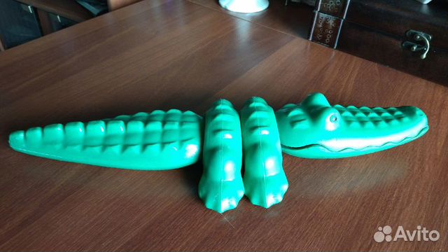 Большой зеленый крокодил на запчасти