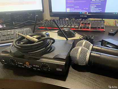 Два радиомикрофона и станция Arthurt forty AF-200