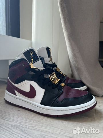 Женские кроссовки Air Jordan 1 Mid «Gold Pendants»