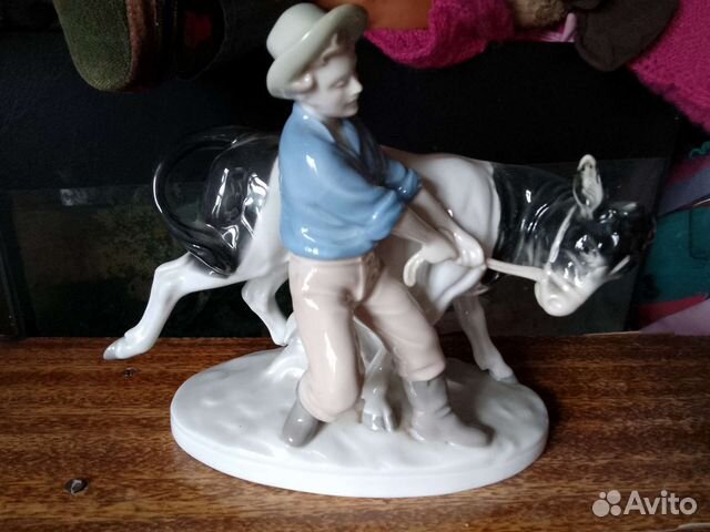 Статуэтка фарфор пастух с быком гдр