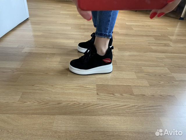 Кроссовки женские