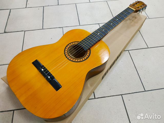 Акустическая гитара с широким грифом