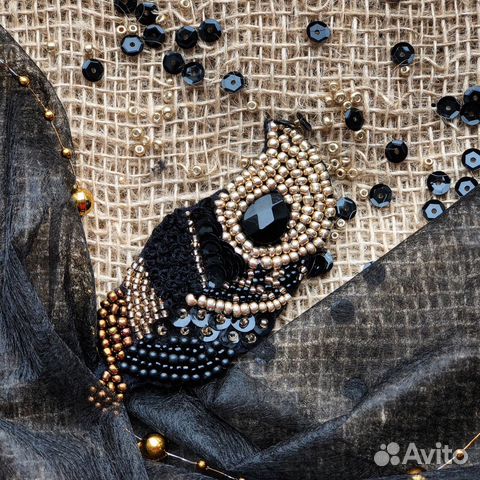 Брошь «Перо чёрного лебедя»