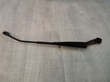 Поводок стеклоочистителя передний левый Datsun