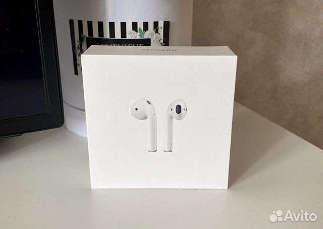 Коробка от AirPods наушников