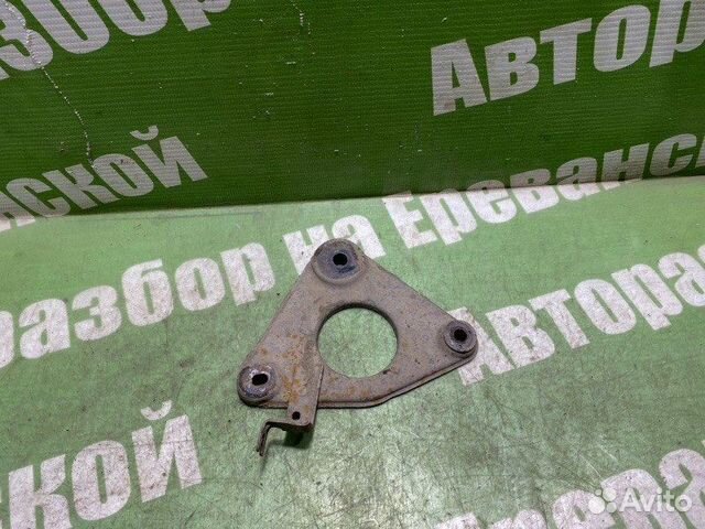 Кронштейн подрамника правый Nissan Primera TP12