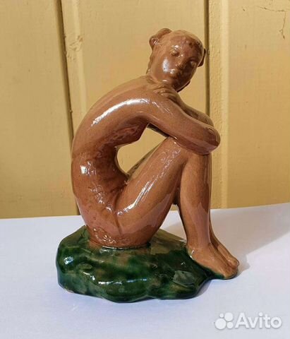 Старая Гжель майолика Девушка на камне