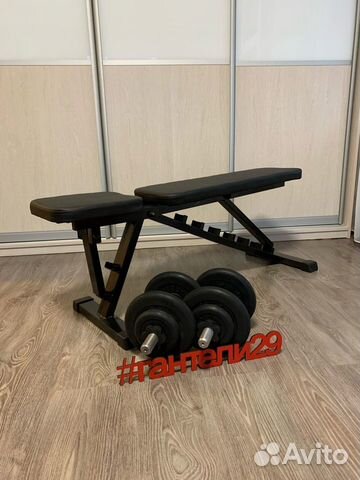 Скамья с гантелями