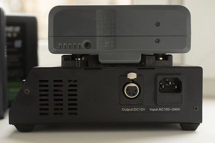 Зарядка comer BC-C2SD/AD