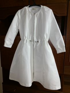 Белый плащ с пышной юбкой