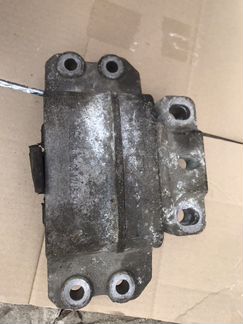 1k0199555AC Подушка коробки левая VW Passat B6