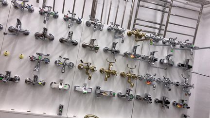 Сместители, душевые предметы, биде, аксессуары ью