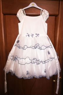 Платье праздничное белое. Новое. на 7-10 лет