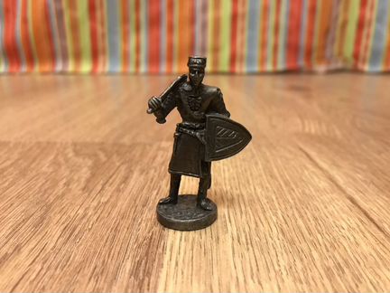 Фигурки рыцарей