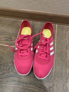 Новые кроссовки adidas 38,5 размер