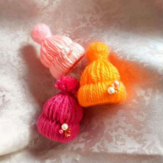 Шерстяные броши-шапочки ручной работы