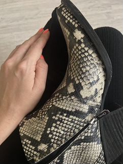 Ботильоны казаки кожаные серые с чёрным под змею