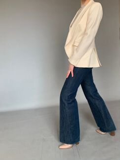 Джинсы расклешенные на пуговицах