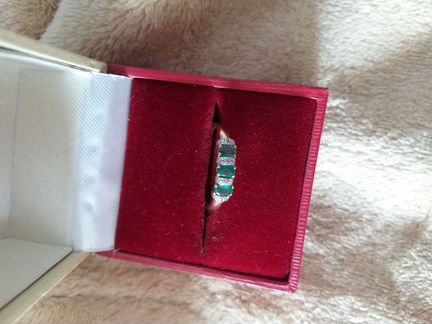 Золотое кольцо с изумрудами