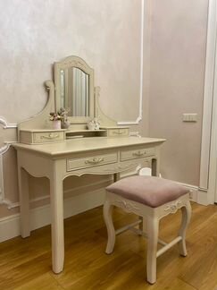 Столик для макияжа