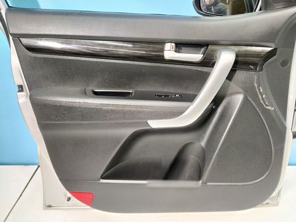Обшивка двери передней левой Kia Sorento 2 XM