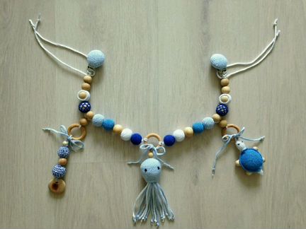 Вязанная растяжка для коляски или кроватки