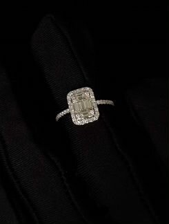 Золотое кольцо с бриллиантами и сертификатом