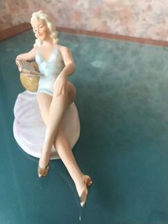 Фарфоровая статуэтка Девушка с книгой Германия