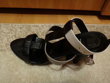 Босоножки на каблуке