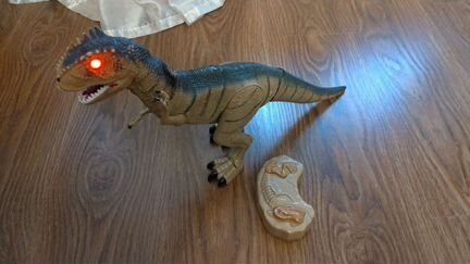 Динозавр на пульте управления