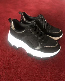 Кроссовки почти новые 37размер