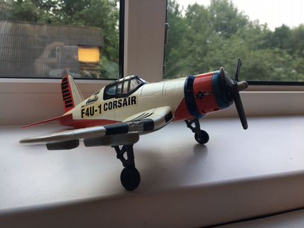 Игрушечная модель самолёта F4U-1