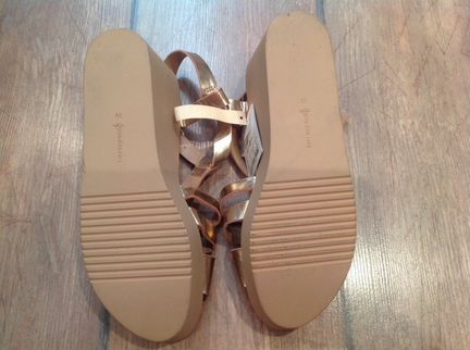 Босоножки новые Stradivarius