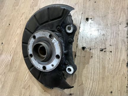 Кулак передний правый VW Passat B6